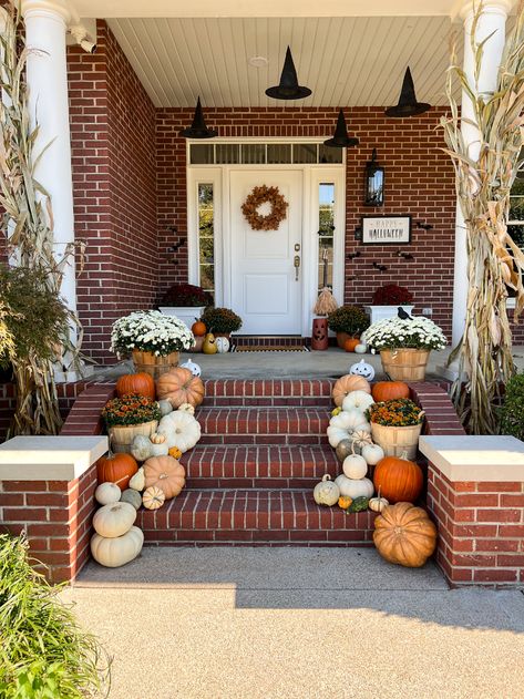 Halloween Front Porch Decorating Ideas - A Cup Full of Sass Fall Front Porch Decor Ideas, Easter Craft Projects, Pumpkin Decorations, Halloween Front Porch Decor, Inside Decor, Fall Front Porch Decor, Halloween Porch Decorations, Halloween Front Porch, Thanksgiving Pumpkin