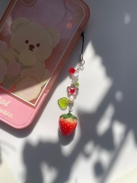 Phone Charm On Phone, Phone Charms Diy, Phone Charm Ideas, Diy Phone Charms, Aesthetic Phone Charms, Phone Charms Aesthetic, Strawberry Accessories, Cute Phone Charms, Strawberry Phone Case