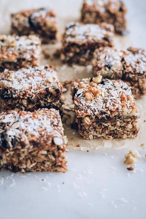 Vegan Oatmeal Bars Vegan Oatmeal Bars, Vegan Bars, Oat Bar Recipes, Oatmeal Bars Recipes, Chocolate Rice Krispie Treats, Oatmeal Breakfast Bars, Vegan Oatmeal, Oat Bars, Oatmeal Bars