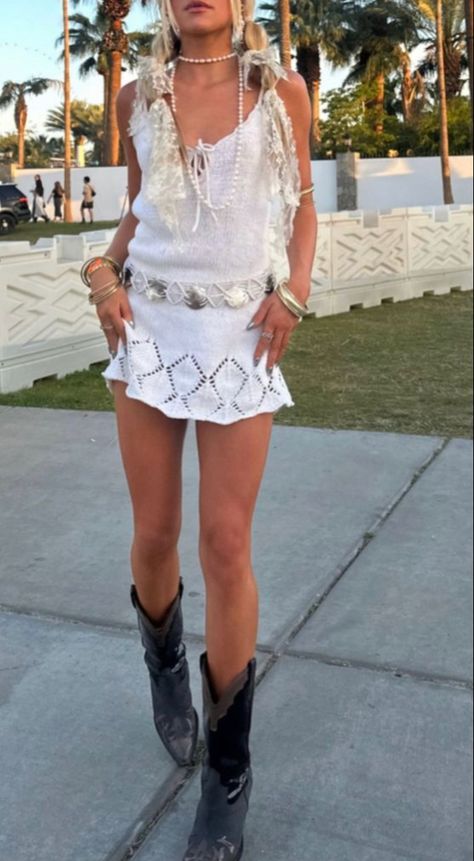 Loose Festival Outfit, Sheer Skirt Festival Outfit, Ibiza Outfits Aesthetic, Effortless Festival Outfit, Grungy Cowgirl Outfit, Coquette Festival Outfits, Coachella Outfits 2023, Coachella 2024 Outfits, Lalapalooza Outfits