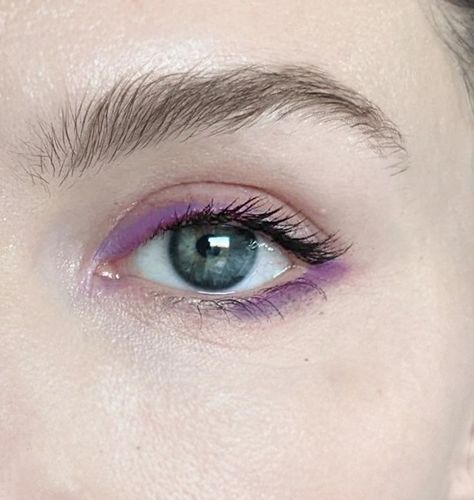 Easy Color Makeup, Eyeliner Looks With Color, Easy Light Pink Eyeshadow Looks, Dropping Eyes Makeup, Green Eyes Purple Eyeliner, Simple Color Eye Makeup, Subtle Colorful Makeup, Fun Easy Makeup, Colorful Alt Makeup