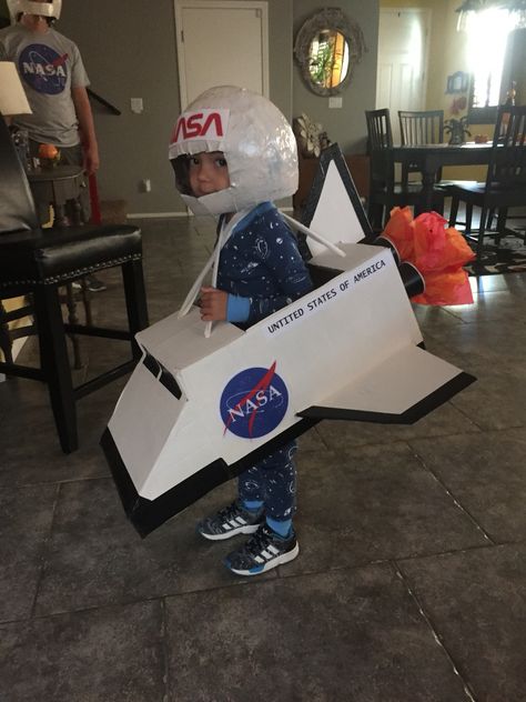 Space shuttle/rocket ship Halloween costume. Ship Costume Diy, Rocket Ship Costume Diy, Rocket Ship Costume, Diy Funny Halloween Costumes, Diy Astronaut Costume, Rocket Costume, Recycled Costumes, Space Costumes, Diy Rocket