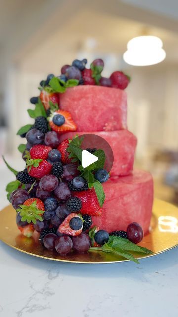 Watermelon Cake Diy, Melon Cake Birthday, How To Make A Fruit Cake, Watermelon Cake Design, Fresh Watermelon Cake, Watermelon Cake Ideas, Watermelon Party Ideas, Cake Made Of Fruit, Watermelon Fruit Cake