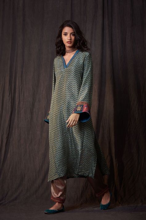 Kaftans Dresses, Cotton Dresses Online, Silk Kurti Designs, New Kurti Designs, Indian Designer Suits, Ikat Dress, Simple Kurta Designs, Good Earth, Kurta Design