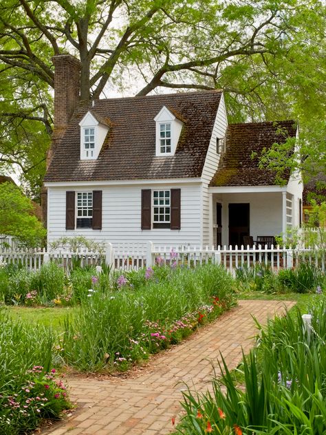 Colonial cottage and garden in historic Colonial Williamsburg. #cottagecore #cottage #cottagedecor #aesthetic #colonial #historical #garden Williamsburg Virginia Aesthetic, Colonial America Aesthetic, Vintage Colonial House, Colonial Style Exterior, Small Colonial House, Colonial Curb Appeal, Cottage Courtyard, Colonial Aesthetic, Small Colonial