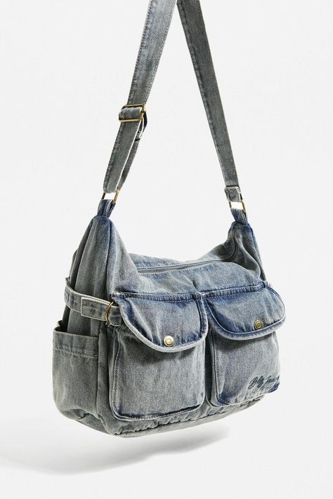 Jean Crossbody Bag, Urban Outfitters Denim Bag, Mochila Jeans, Recycled Jeans Bag, Jean Purse, My Style Bags, Diy Clothes Design, Recycled Jeans, Denim Tote Bags