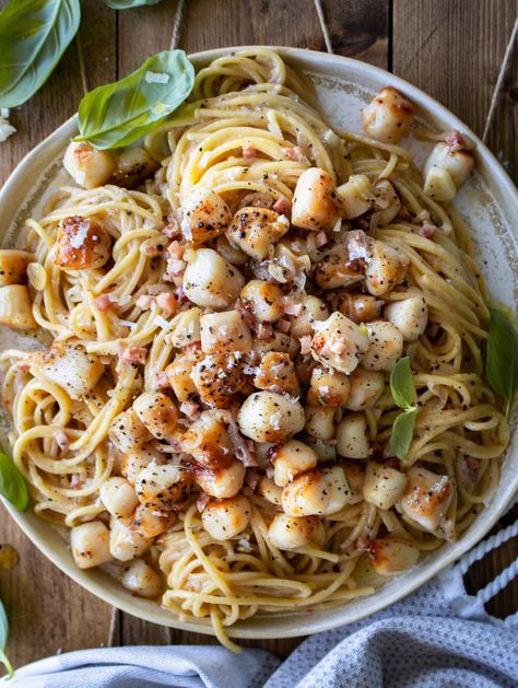 Bay Scallop Pasta Recipe, Scallops And Pasta Healthy, Garlic Butter Scallops Pasta, Plating Pasta Presentation, Pasta With Scallops Recipes, Bay Scallops And Pasta, Girlfriend Dinner, Scallop Pasta Recipe, Scallops And Pasta