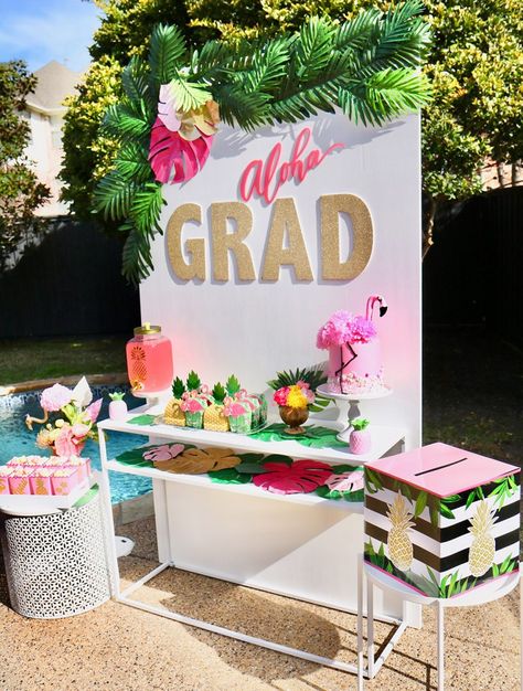 777039 1 Outdoor Graduation Party, Chic Graduation Party, Graduation Party Checklist, Creative Graduation Party Ideas, College Graduation Party Decorations, Grad Party Theme, Girl Graduation Party, High School Graduation Party Decorations, Graduation Party Table