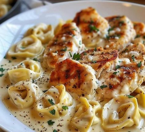 Asiago Tortellini, Tortellini Alfredo, Pasta E Fagioli Soup, Creamy Pasta Dishes, Tortellini Recipes, Easy Grilled Chicken, Chicken Slices, Chicken Easy, Cheese Tortellini