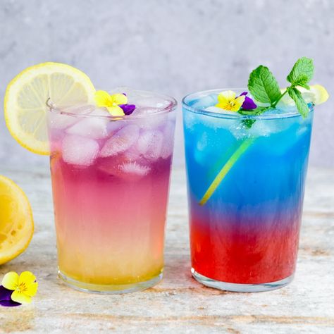 Left💜🍋🦋 or Right?🌺💙🍋 Which of these healthy superfood lemonades would you like to grab?😍 Both of these vibrant drinks are not just pretty to look at—they’re packed with powerful superfoods - thanks to our #rawnice powders!🥰😉 💜🦋 Butterfly Pea Lemonade: Made with butterfly pea powder, this lemonade starts as a pretty blue, but watch it magically change to a stunning purple when you add lemon juice! Besides the color-changing fun, it’s also rich in antioxidants that help with stress and skin ... Butterfly Pea Drinks Recipe, Butterfly Pea Tea Drinks, Spirulina Lemonade, Butterfly Pea Lemonade, Butterfly Pea Flower Tea Lemonade, Blue Butterfly Pea Flower Tea Recipes, Drinks With Butterfly Pea Flower, Butterfly Pea Powder, Sweet Potato Powder