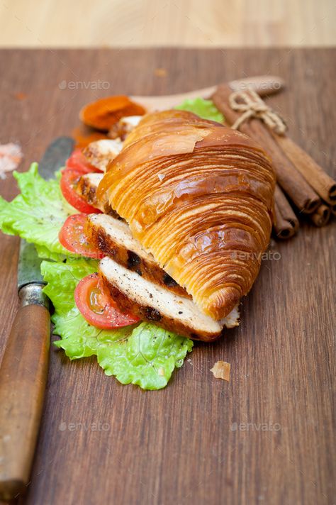 Chicken Croissant Sandwich, Croissant Chicken, Savory Croissant, Comidas Aesthetic, Chicken Croissant, Bread Chicken, Sweet Chilli Chicken, Croissant Bread, Fruit Sandwich