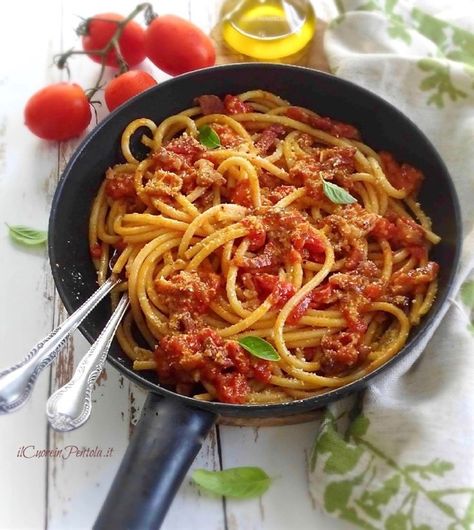 I bucatini all’amatriciana sono un grande Classico della cucina laziale; un primo piatto a base di pochi e semplici Ingredienti (guanciale, pomodori pelati e pecorino romano) che, mescolati insieme, danno vita ad un piatto super Saporito! La ricetta ha origine nella città di Amatrice (da cui prende il nome) e deve i suoi natali ai pastori locali che preparavano questo Sugo con le materie prime che avevano a disposizione e che chiamavano “unto e cacio“. All Amatriciana, Recipe Step By Step, Rigatoni, Linguine, Original Recipe, Pasta Recipes, Italian Recipes, Step By Step, Spaghetti