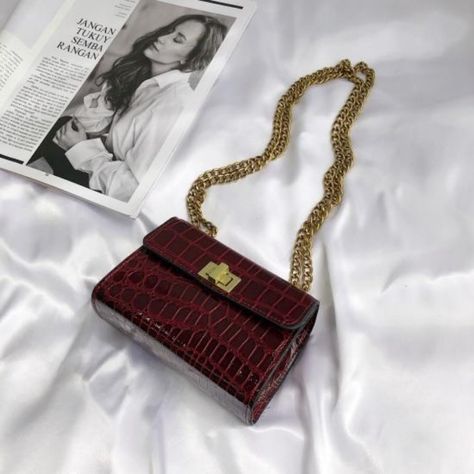 Tiny maroon crossbody bag chain. Ladies Designer Handbags, Trendy Bags, Number 0, Quality Handbags, Stone Pattern, Nike Lebron, Bags Fashion, Mini Crossbody Bag, Shoulder Messenger Bag