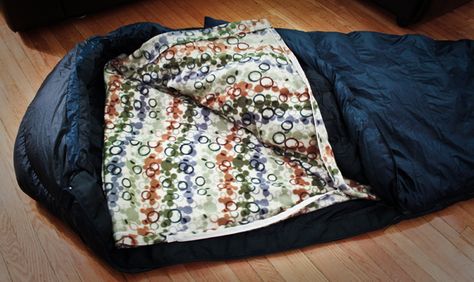 Simple tutorial to make a sleeping bag LINER! Great for those sleeping bags with COLD material on the inside. Diy Sleeping Bag, Winter Camping Outfits, 1000 Lifehacks, Snow Camping, Sleeping Bag Liners, Sleeping Bag Liner, Diy Winter, Cabin Camping, Diy Camping