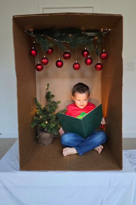 DIY Christmas Photos in a Box Kid Picture Christmas Craft, Christmas Decoration At School, Christmas At School Decorations, Pictures In A Box Ideas, Photography Winter Ideas, Christmas Photo Shoot Props Diy, At Home Diy Christmas Photoshoot, Baby Pictures For Christmas, Photo In A Box Pictures