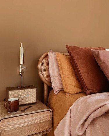 When it comes to weaving terra cotta into your home, the options are seemingly limitless, although wall paint is a popular method. Scroll on for our favorite colors to pair with the earthy hue. #hunkerhome #terracotta #terracottahomedecor #terracottahomedecorideas Terracotta And Pink Bedroom, Pink And Terracotta Bedroom, Burnt Sienna Bedroom, Caramel Bedroom, Terracotta Bedroom, Audio Room, Night Stand, Decor Minimalist, New Bedroom