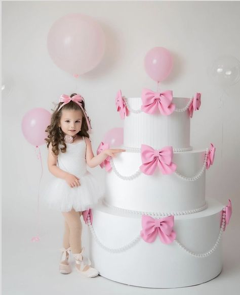 Giant Cake Photoshoot, Cake Photoshoot, Giant Cake, 1st Birthday Photos, Baby Photoshoot, 5th Birthday, Cake Smash, Birthday Photos, Birthday Party Themes