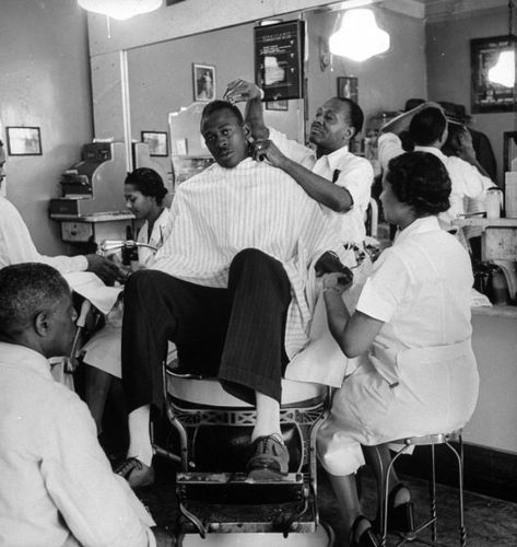 Satchel Paige 1941 Yankees Baseball Players, Mens Barbershop, Barbershop Design, Vintage Barber, New York Yankees Baseball, Yankees Baseball, Life Pictures, Picture Collection, Baseball Players