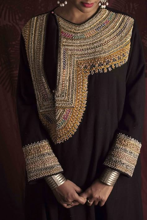 Tilla Work Embroidery, Afghani Embroidery, Afghani Clothes, Velvet Dress Designs, Woman In Black, Pakistani Fashion Party Wear, Pakistani Dresses Casual, Embroidery Designs Fashion, Boutique Dress Designs