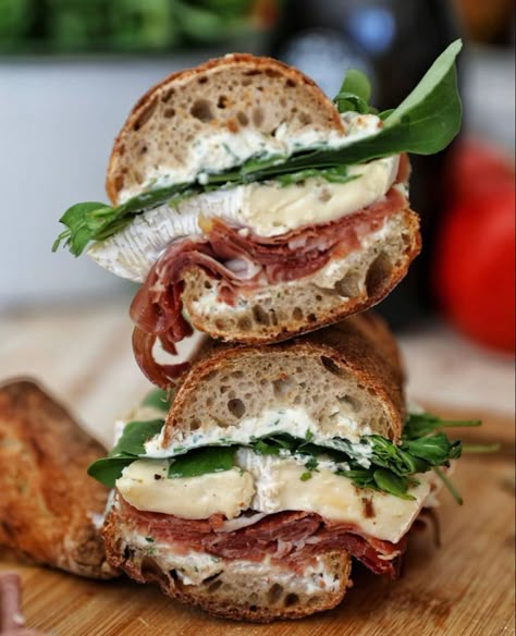 Mini Bagett Sandwich, Mini Baguette Sandwiches, Prosciutto Baguette, Baguette Sandwich Ideas, Brie Baguette, Prosciutto Brie, Prosciutto Sandwich, Brie Sandwich, Salami Sandwich