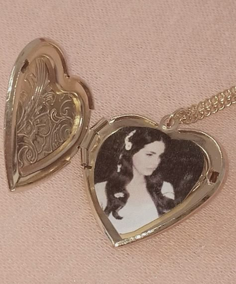 Foto Best Friend, Lana Del Rey Love, Lana Del Rey Vinyl, Lana Rey, Priscilla Presley, Brooklyn Baby, Lana Del Ray, Heart Locket, Sabrina Carpenter