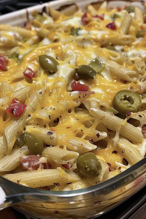 Green Chili Mac And Cheese, Chili Mac And Cheese Recipe, Mac And Cheese Recipe Easy, Cheese Pasta Bake, Cheesy Pasta Bake, Chili Pasta, Green Chili Sauce, Chili Mac And Cheese, Easy Cheese Recipes