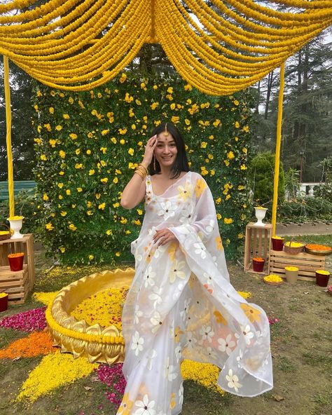 Haldi Look For Bride, Haldi Ceremony Outfit, Haldi Dress, Haldi Outfit, Bengali Bride, Bride Photography Poses, Indian Dresses Traditional, Haldi Ceremony, Indian Bridal Fashion