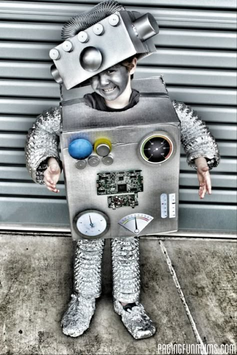 DIY Robot Costume - how to make the coolest Robot Costume Ever! ALSO how to throw and AMAZING Robot Party!! Robot Halloween Costume, Carnaval Diy, Best Diy Halloween Costumes, Robot Costume, Robot Costumes, Robot Party, Diy Costumes Kids, Diy Robot, Homemade Halloween Costumes