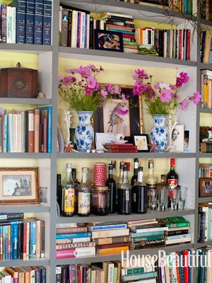 A lovely mantel-like bookcase. Designed by Deirdre Heekin and Caleb Barber. housebeautiful.com #bookshelf #decorating_ideas #bookshelves Bookshelf Bar, Billy Ikea, Bookcase Bar, Bar In Casa, Bookcase Styling, Bookshelf Styling, Studio Table, Home Libraries, Bookshelf Decor