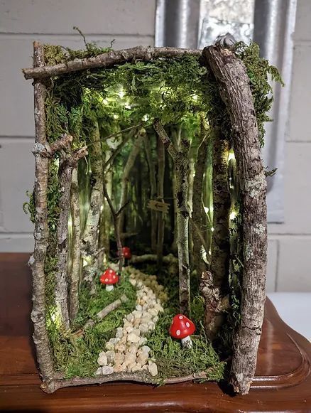 Fairy Garden Shadow Box Ideas, Fairy Diorama Ideas, Moss Diy Projects, Enchanted Forest Crafts, Fairy Diorama, Jardin Zen Miniature, Enchanted Forest Book, Miniature Nature, Miniature Forest