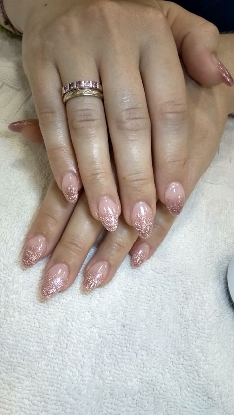 Pink Ombre Nails Glitter Rose Gold, Beige And Rose Gold Nails, Champagne Rose Gold Nails, Maid Of Honour Nails, White Nails With Rose Gold, Pink And Rose Gold Nails, Nude And Rose Gold Nails, Quince Nails, Rose Gold Nails Design