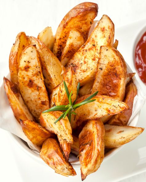 Fries Recipe Oven, Spicy Potato Wedges, Chips Potato, Jacket Potatoes, Potato Wedges Recipe, Potatoes In Microwave, Wedges Recipe, Homemade French Fries, Jacket Potato