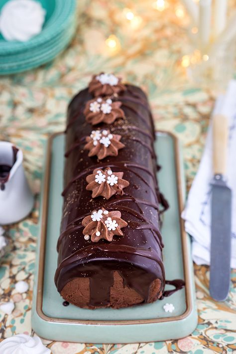 Gingerbread Yule log with spiced chocolate filling and chocolate mirror glaze Gingerbread Yule Log, Yuletide Log, Chocolate Swiss Roll Cake, Tin Cakes, Chocolate Mirror Glaze, Yule Log Recipe, Chocolate Swiss Roll, Chocolate Log, Yule Logs