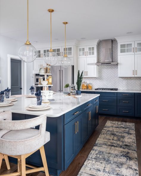 20 Modern And Stylish White And Navy Kitchen Cabinets Ideas White And Navy Kitchen, Blue And White Kitchen Cabinets, Navy Kitchen Cabinets, White Upper Cabinets, Blue Kitchen Island, Kitchen Cabinets Ideas, Navy Kitchen, Blue Kitchen Cabinets, Cabinets Ideas