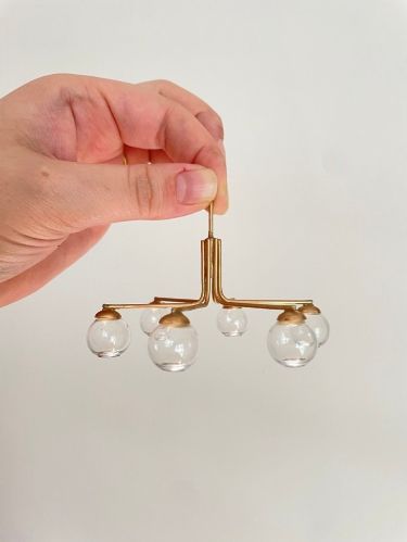 A brass modern pendant chandelier for my dollhouse that I made Dolls House Lights Diy, Miniature Dollhouse Lighting Diy, Miniature Dollhouse Lights Diy, Diy Dollhouse Lighting, Dollhouse Chandelier Diy, Miniature Lamp Diy, Diy Dollhouse Chandelier, Diy Mini Chandelier, Dollhouse Lighting Diy