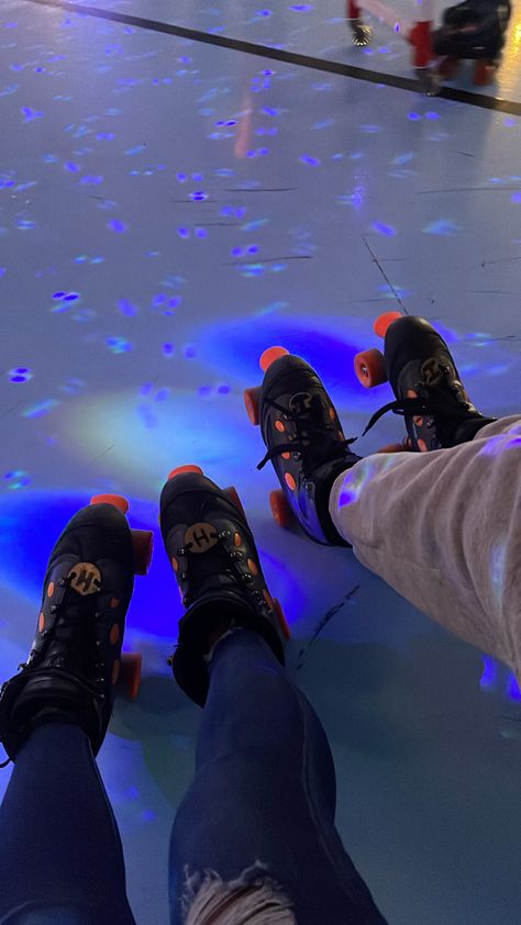 Dream Dates, Romantic Date Night Ideas, Skating Aesthetic, Cute Date Ideas, Friend Activities, My Kind Of Love, Perfect Date, Romantic Dates, Summer Bucket