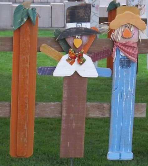 15 Terrific Pallet Thanksgiving Craft Ideas • 1001 Pallets Pallet Thanksgiving Ideas, Thanksgiving Wood Crafts, Wood Scarecrow, Turkey Crafts Kids, Wooden Pallet Crafts, Turkey Craft, Adornos Halloween, Christmas Jingles, Fall Deco