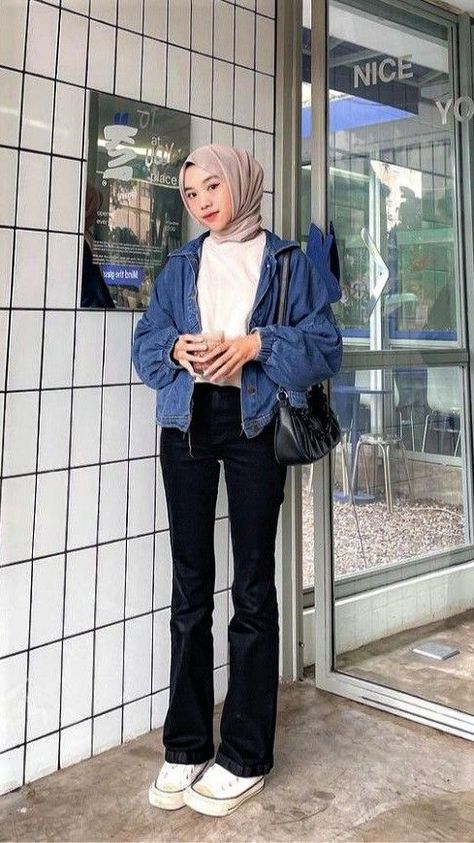 Ootd Converse Hijab, Jaket Jeans Hijab Outfit, Ootd Hijab Casual Jeans, Outfit Hijab Casual Jeans, Tunik Modern, Korean Style Outfit, Hijab Jeans, Casual Korean Style, Outfit Hijab Casual