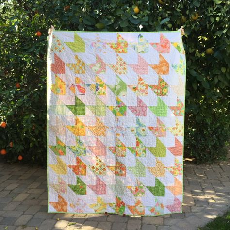 Splish Splash Stash: dreaming easy: a checkered arrow quilt pattern tutorial Arrow Quilt Pattern, Houndstooth Quilt, Check Quilt, Arrow Quilt, Hst Quilts, Quilt Pictures, Kid Quilts, Charm Pack Quilt Patterns, Charm Quilts