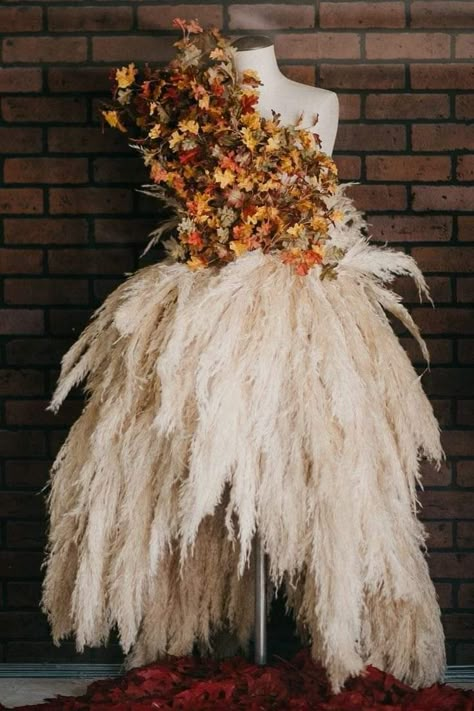 Mannequin Decor Ideas, Mannequin Flowers, Fall Store Displays, Dress Form Decor, Autumn Window Display, Mannequin Decor, Mannequin Christmas Tree, Flower Costume, Recycled Dress