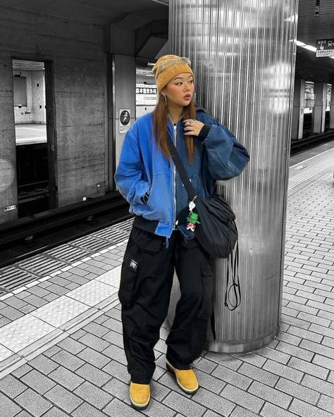 How about her color? 🐠 Outfit info 👇🏻 • • • 📸 @alvssa_ 🇦🇺 🧢Hat : arc’teryx 🕶️Eyewear : gentlemonster 🧥Outer : (di)vision 👖Bottom : the hundreds 👞Shoes : timberland 👜Bag : uniqlo • • • • • • yellow beanie, glasses, blue zipped hoodie, black baggy pants, yellow boots, cross bag, women’s spring outfit, austrailia Hoodie Outfit Yellow, Yellow Beanie Outfit Winter, Yellow Beanie Outfit, Outfit Ideas With Timberland Boots, Yellow Boots Outfit, Blue Beanie Outfit, Nature Fits, Beanie Outfit Winter, Timberland Boots Women Outfit