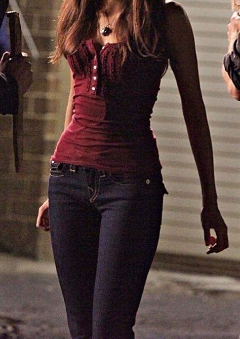 Elena Gilbert Style, Vampire Diaries Outfits, Vampire Clothes, Walking Down The Street, Downtown Outfits, Fashion 90s, 90's Fashion, 2000s Fashion Outfits, Elena Gilbert