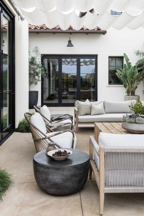 Love this organic modern patio and outdoor sitting area - patio ideas - porch - patio furniture - summer decorating California Mediterranean, Pure Salt Interiors, Pure Salt, Backyard Designs, California Living, Outdoor Living Room, Modern Patio, Contemporary Interior Design, Decor Minimalist