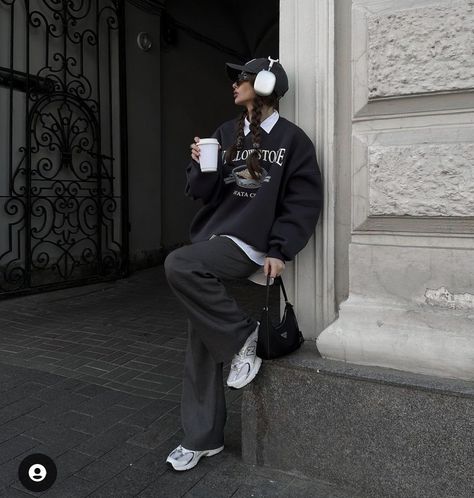 Trendy Headphones, Chic Athleisure, Oversized Shirt Outfit, Gray Trousers, Athleisure Trend, Cool Outfit, Outfit Inspired, Relaxed Outfit, Streetwear Aesthetic