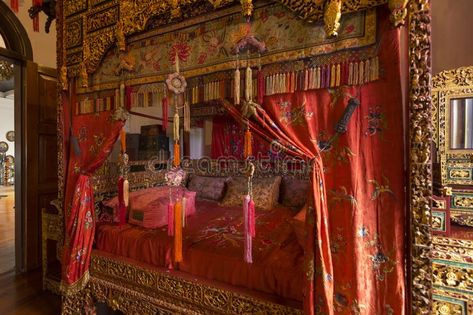 Chinese Bedroom Traditional, Chinese House Design, Traditional Chinese Interior, Palace Bedroom, Chinese Bed, Chinese Bedroom, Asian Bedroom, Chinese Palace, Chinese House