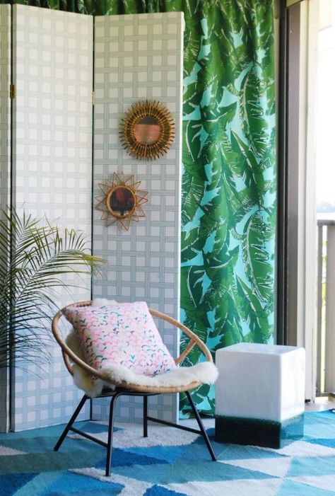 Folding Screens Might Be the Coolest Decor Throwback Ever | Brit + Co Privacy Screens Indoor, Diy Privacy Screen, Folding Screen Room Divider, Sliding Room Dividers, Hanging Room Dividers, Diy Room Divider, Room Divider Screen, Divider Screen, Wood Room