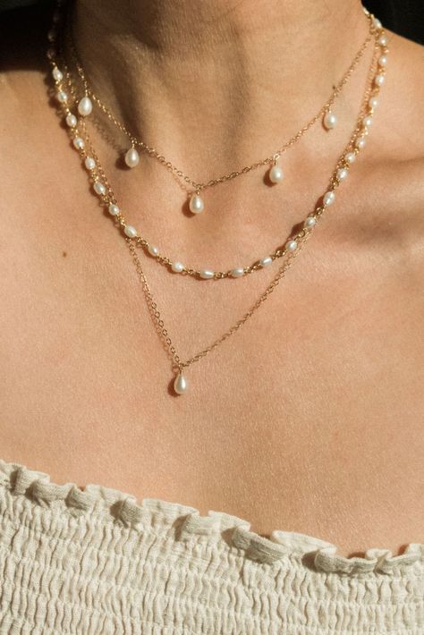 Stacking Pearl Necklaces, Pretty Dainty Jewelry, Danty Pearl Necklace, Simple Gold Necklace With Pearl, Layered Wedding Necklace, Layering Necklaces With Pearls, Gold Chain And Pearl Necklace, Dainty Gold Pearl Jewelry, Gold And Pearls Necklace