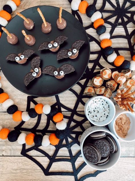 Oreo Bats and Donut Spiders - Desserts, Recipes - Little Miss Momma Donut Spiders, Spider Desserts, Oreo Bats, Marshmallow Pops Recipe, Butter Candy, Diy Halloween Treats, Candy Eyeballs, Peanut Butter Oreo, Halloween Treats For Kids