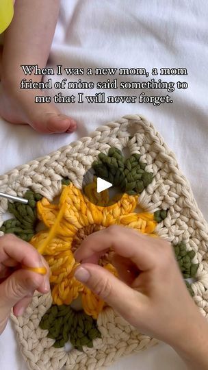 Embroidered Projects, Unique Crochet Patterns, Crochet Handles, Tambour Embroidery, Crochet Sunflower, Fabric Inspiration, Crafts To Make And Sell, Granny Squares Pattern, Sunflower Pattern