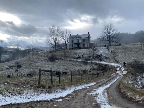 Southern Gothic Aesthetic, American Gothic, Southern Gothic, Gothic Aesthetic, Dirt Road, Old Farm, Abandoned Houses, Story Inspiration, Abandoned Places